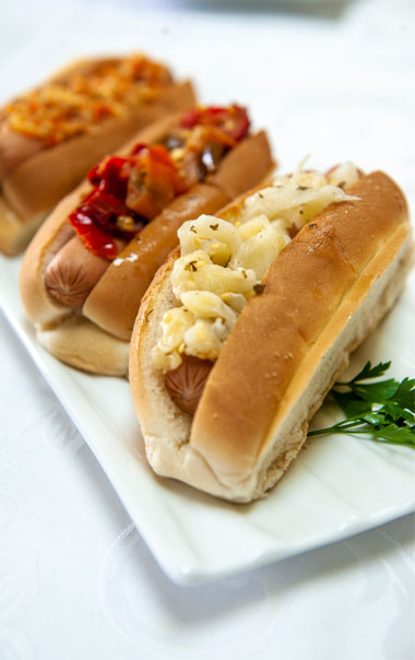 Hot-dog ou hamburger aux légumes marinés, aux aubergines marinées ou aux tranches de piment fort