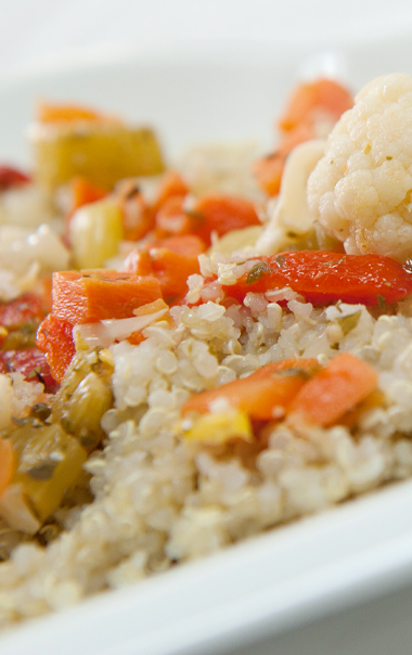 Salade de quinoa aux champignons marinés, aux tranches de piment fort ou aux légumes marinés